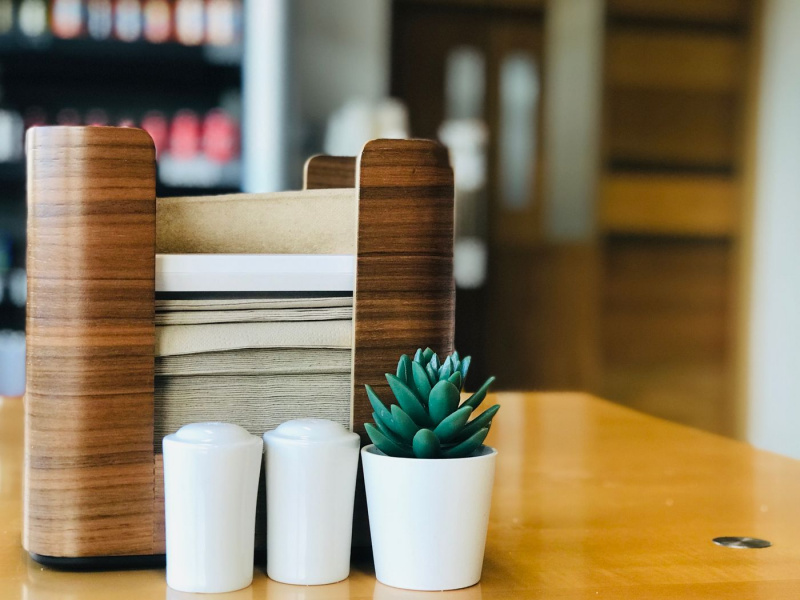 Как красиво сложить салфетки в салфетницу: 8 способов